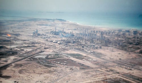 Aramco предупреждава за тежък шок на петролния пазар при продължителна блокада на Хормуз