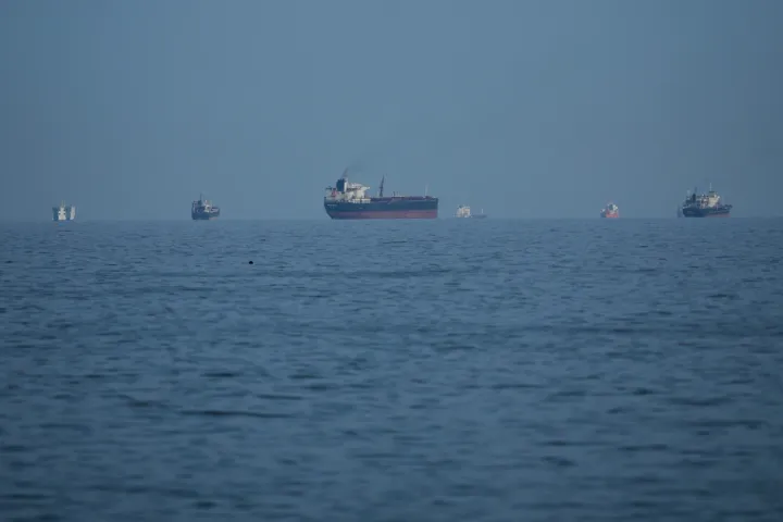 Петролът под натиск, но $200 за барел засега изглеждат малко вероятни