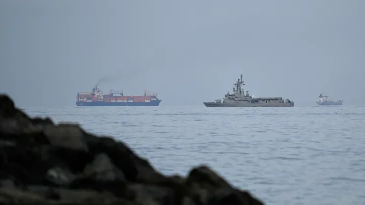 Обединеното кралство свиква глобална коалиция за отваряне на Хормузкия проток
